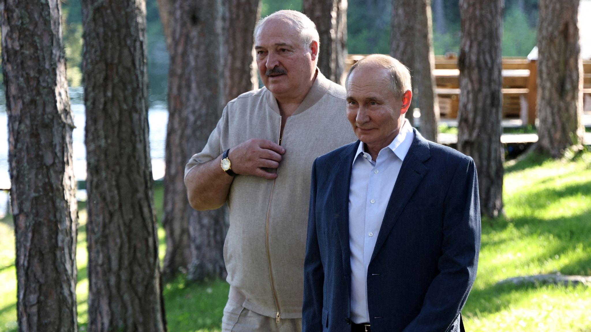 Lukashenko Urges Macron to Call Putin Directly on Ukraine Resolution